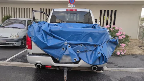 Insolite : dans l'Hérault, un pick-up transformé en piscine